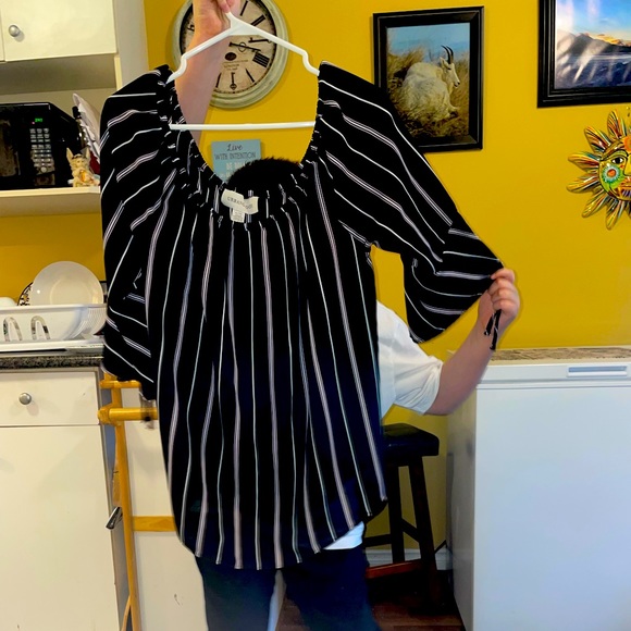 Gorgeous Top can be worn on or off Shoulder - Picture 3 of 9